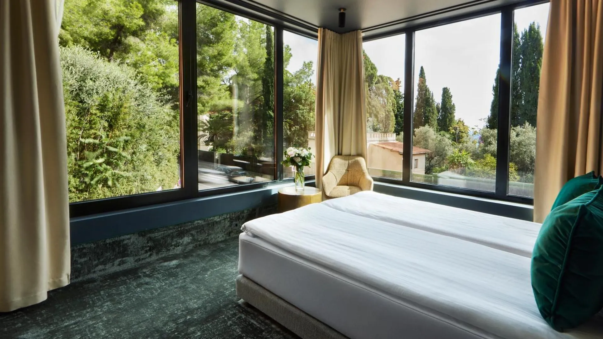 Eze Beach Residence 0*,