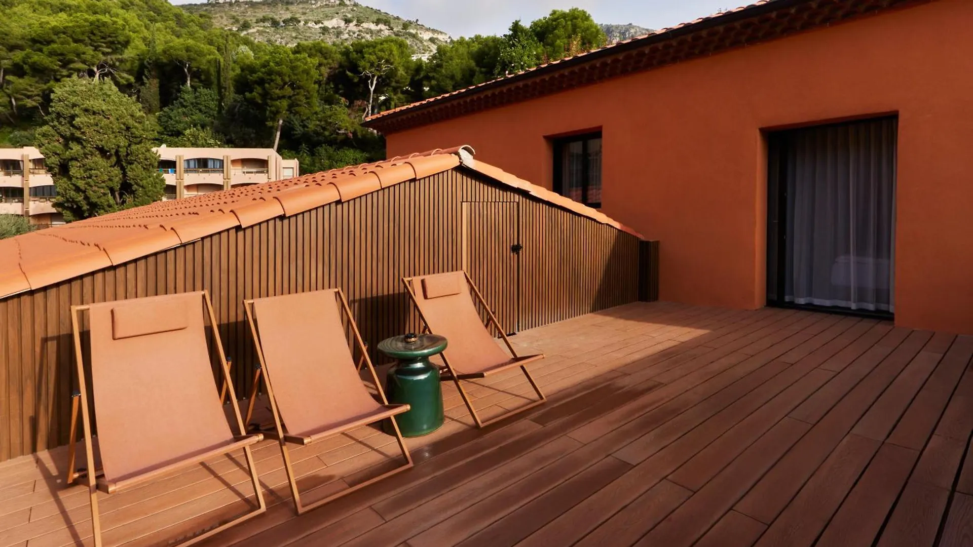Eze Beach Residence 0*,